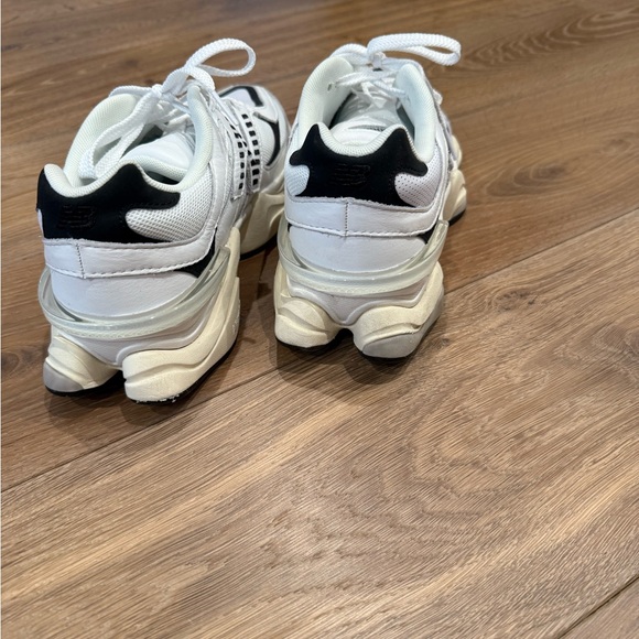 New balance women’s size 9 1/2  9060 White and Black Athletic Sneakers - Picture 2 of 3